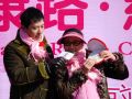 王姬捐赠珍珠项链救助乳癌患者