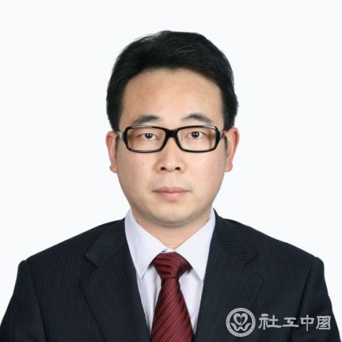 严登华，博士，中国水利水电科学研究院水资源所副所长，教授级高工。兼任创新方法研究会和中国自然资源学会理事；水利部应对气候变化研究中心客座研究院；美国科罗拉多州立大学客座教授。