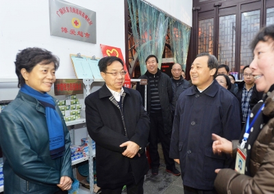 民政部副部长宫蒲光在省市领导陪同下考察广陵区琼花观社区。