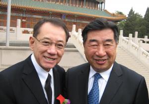 杨受成博士(左)蝉联「中华慈善奖．最具爱心慈善捐赠个人奖」并获回良玉先生(右)亲自接见。