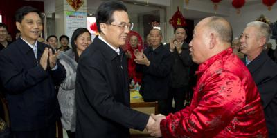国家主席胡锦涛于杨受成慈善基金（顺平）老年服务中心内，向老人家亲切问好