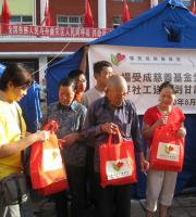 杨受成慈善基金捐出的救灾物资正由无国界社工派到灾民手中