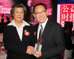 杨受成博士获评选为2012年「中国十大慈善家」，同时荣登「中国慈善排行榜」，并获全国政协副主席张榕明（左）亲切恭贺。
