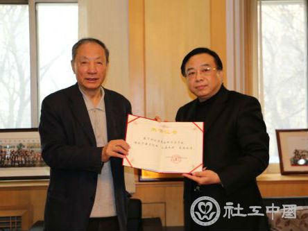 徐瑞新会长向画家黄月颁发荣誉证书