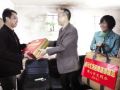 广东佛山社工、义工给社区孤寡老人送温暖 