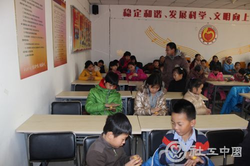 小学员们在制作软陶