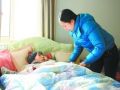肝昏迷妈妈入住养老院 大四女儿重返校园学习