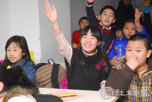 小朋友们争相竞猜灯谜