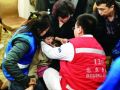 马航悲观家属痛哭一片 义工跪地安慰称要坚持
