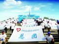 新加坡国际青年志愿者在新疆帮助修缮校舍