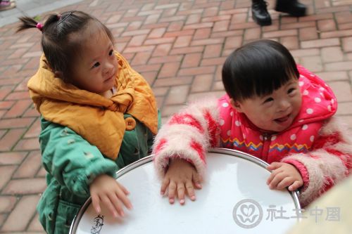唐宝宝们在体验架子鼓带来的美妙