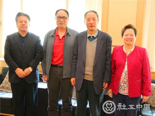 徐会长与基金成员合影