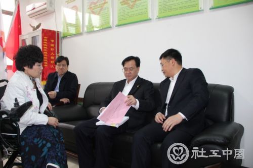 李友志副省长关切的问道：“李丽老师您以前在衡阳，现在来到长沙工作生活一切都还好吗？” 