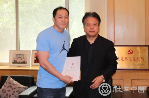赵会长为evo视讯游戏通讯员王刚颁奖