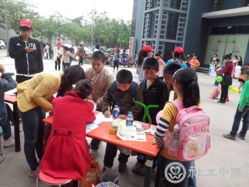 社工引导大家报名“四点钟课堂”