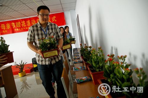 关爱失独老人项目社工在搬花
