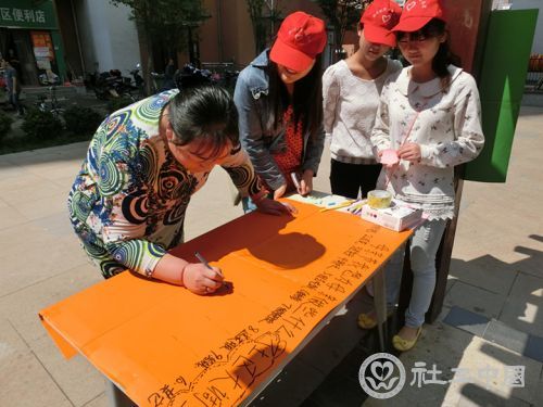 一位大姐在参与社区大调查，说起母亲，曾一度落泪
