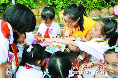 社工婷婷指导石岐中心小学学生物物交换。