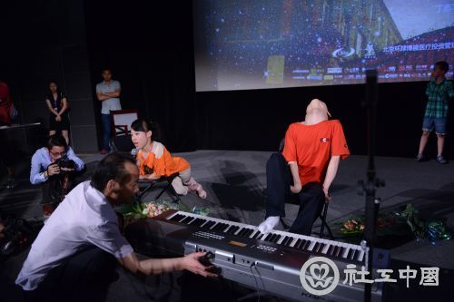 李传杰与病友一同演出