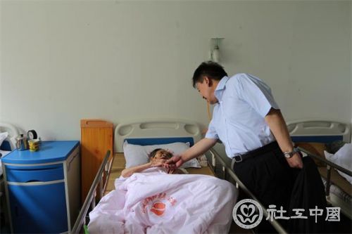 赵蓬奇副会长在老年服务中心看望老人