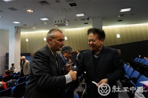 中国社会工作协会赵蓬奇副会长和国际社工联秘书长罗伊.特鲁尔进行交流