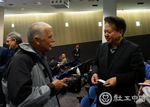 赵蓬奇副会长和参会代表亲切交流