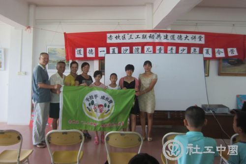 【出席领导与营友代表和家长代表展示营旗】