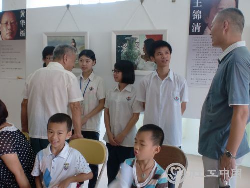 【出席领导与营友代表和家长代表展示营旗】