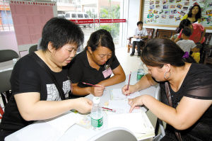 外来务工人员在张边社区新三水人服务站参加识字班。