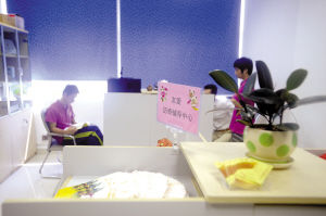 昨日，高明区荷城社会组织公共空间揭牌。友爱历奇社工组织进驻。