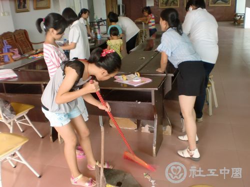  【活动结束后营友在帮助工作人员清理场地】