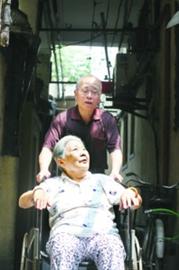 老唐有过两次脑梗，但觉得帮助独居特困老人并得到他们的信任他心里高兴、满足