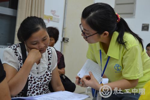 图一：社工指导妇女领袖撰写方案