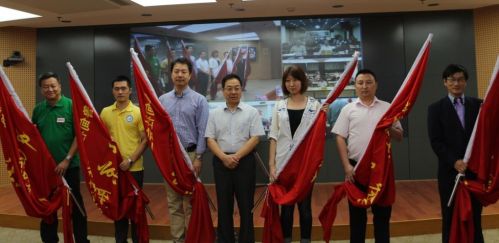 宫部长为社工支援服务队伍授旗并合影留念