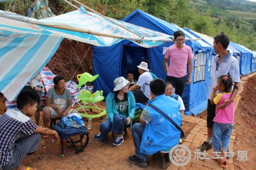 社工在帐篷里面与居民交谈
