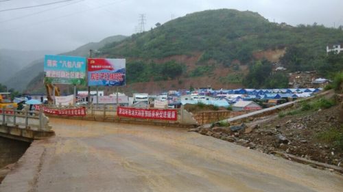 帐篷区，烟雨蒙蒙