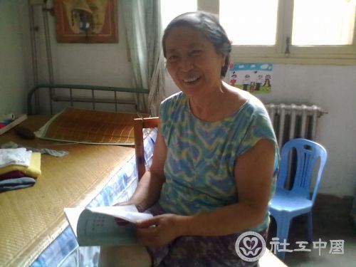 老人拿出在这个家属院住的所有退休老人的名单给社工看