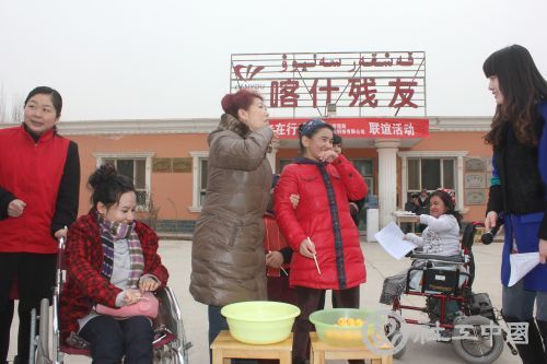 2014年3月5日组织喀什公路局员工与喀什残友员工在喀什残友举行联谊活动——挟乒乓球比赛