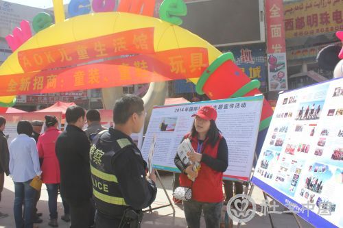 2014年3月29日   在喀什市步行街进行社工日宣传活动1（右一为陶烨）
