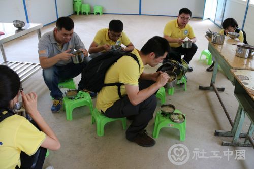 社工在用餐_副本