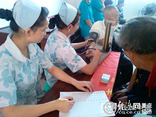 重庆龙湖医院志愿者在为老人测量血压