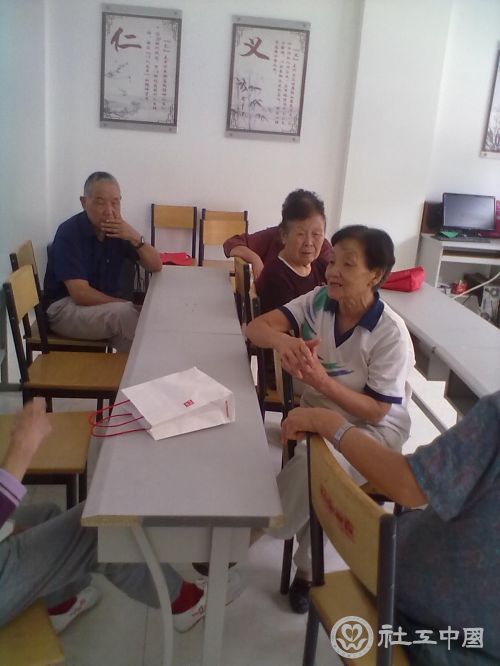 组员们在相互交流