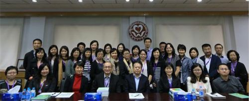 与香港社会福利署合影