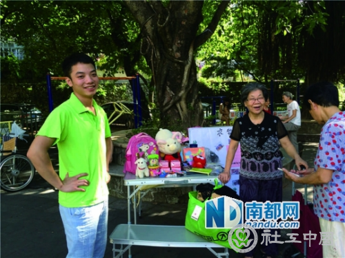 翠竹社区居民正在捐物。受访者供图