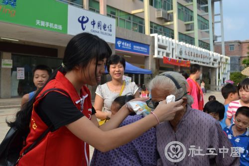 “翻滚吧月球”摊位，义工为参加者带上防护眼镜