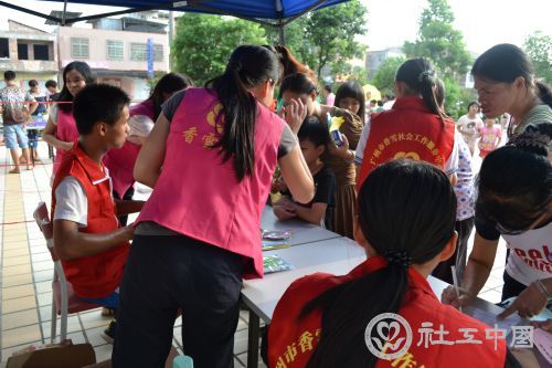 工作人员为参加者兑奖