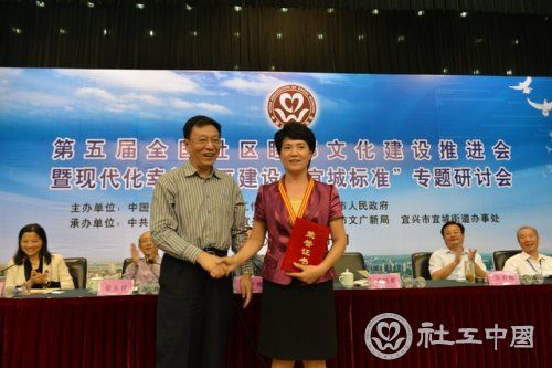 王国英副会长为获奖者颁奖