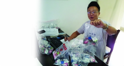 　　这位社工桌上堆满了2000户居民家的智能防盗门钥匙，他将逐户发放到位。