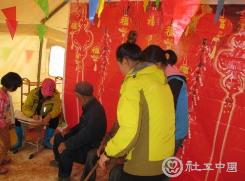 社工在给来照相的村民登记