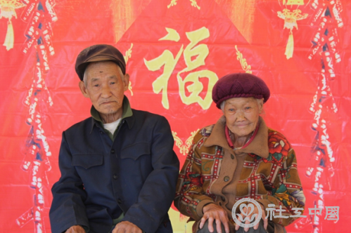 老人的合照